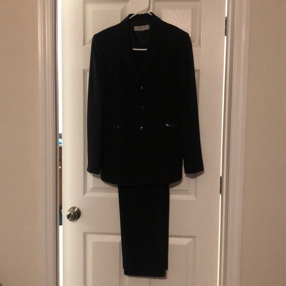 Tahari Black Women's Pantsuit Two-Piece Jacket & Trousers